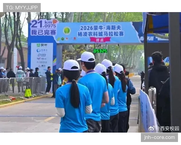 杨千霖这日常跟赛场两副脸，看他穿西装我差点没认出来