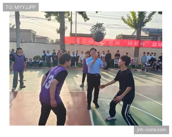 篮球规则解惑：阻挡犯规和带球撞人的判定有何区别？